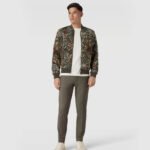 T-Shirt mit Label-Patch in weiss